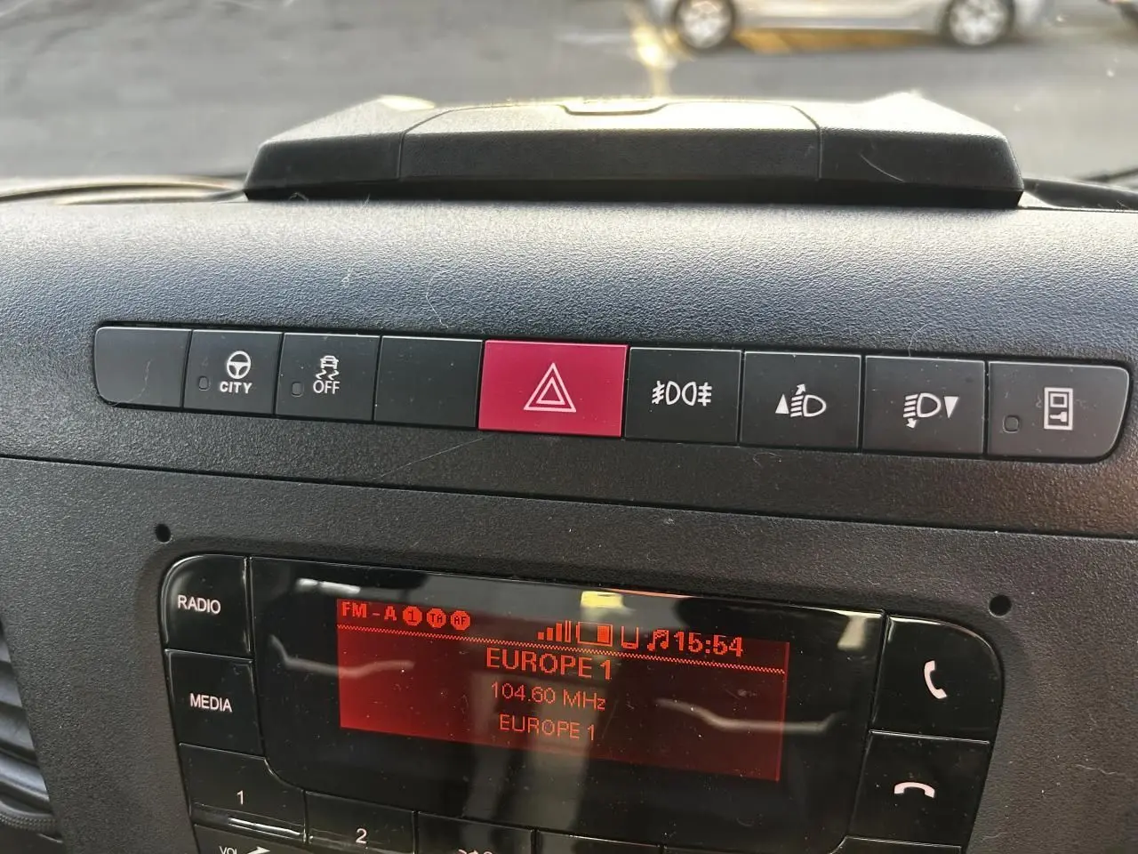 Tableau de bord du Iveco Daily blanc 2020, vue intérieure centrée sur les commandes et l'écran radio affichant Europe 1.