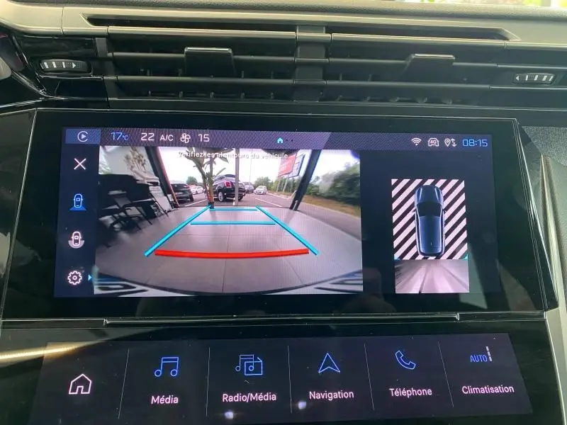 Écran de la caméra de recul de la Peugeot 308 gris Artense montrant l'arrière du véhicule et l'affichage 360° sur tableau de bord.