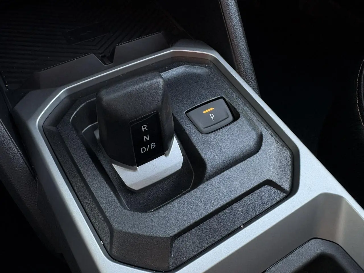 Gros plan sur le levier de vitesses automatique noir et gris du Dacia Duster 2026, version hybride essence.