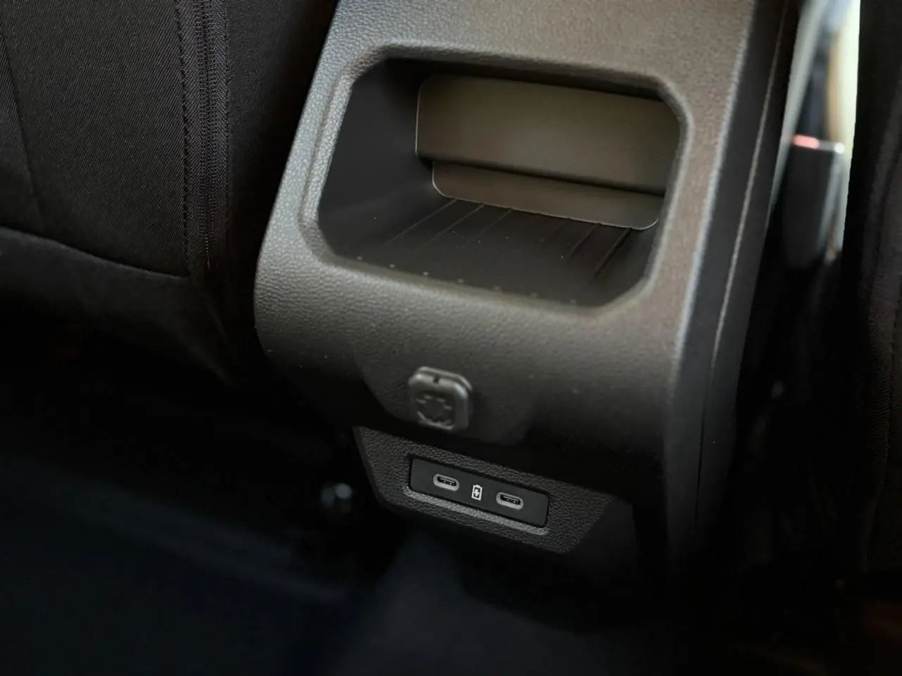 Prise USB double et rangement arrière noir dans l’habitacle du Dacia Duster 2026 version NV 1.8 Hybrid.