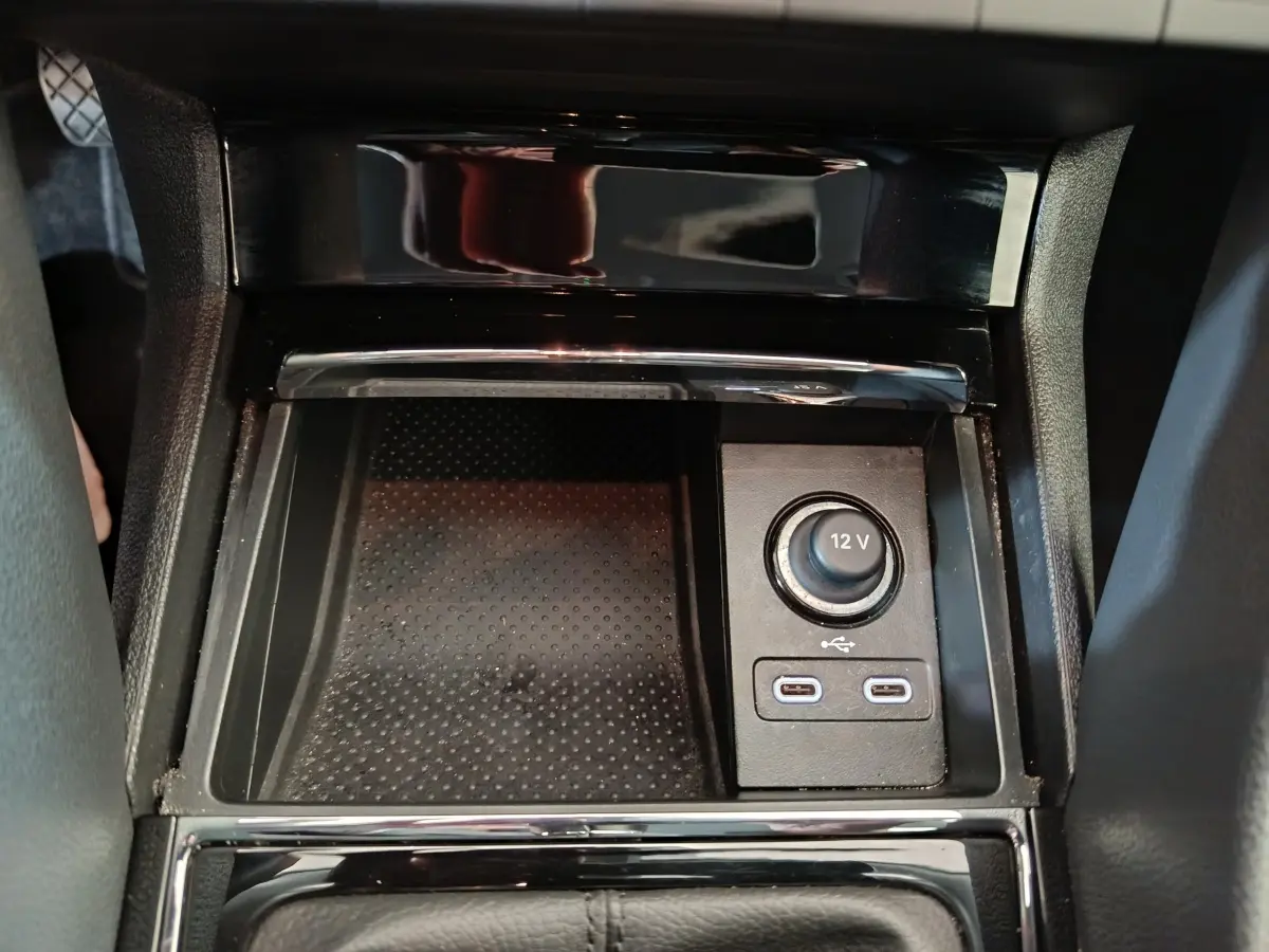 Gros plan sur la console centrale noire du Skoda Karoq 2024, montrant prise 12V et deux ports USB-C.