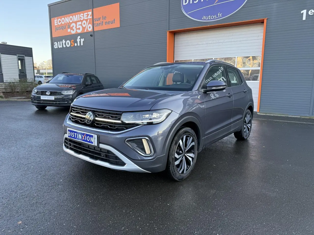 Volkswagen T-Cross gris cendre en 3/4 avant droit, avec projecteurs Matrix LED et jantes alliage distinctives.