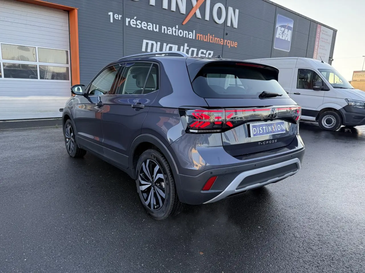 Volkswagen T-Cross gris cendre vu de trois quarts arrière droit, avec feux arrière LED et jantes distinctives.