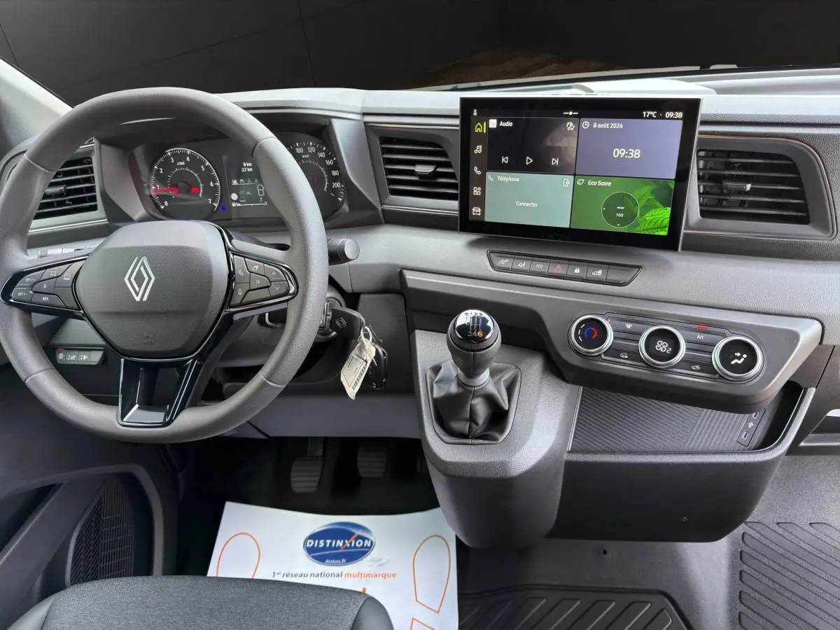Vue intérieure du tableau de bord du Renault Master 2026 avec volant multifonctions et écran tactile central.