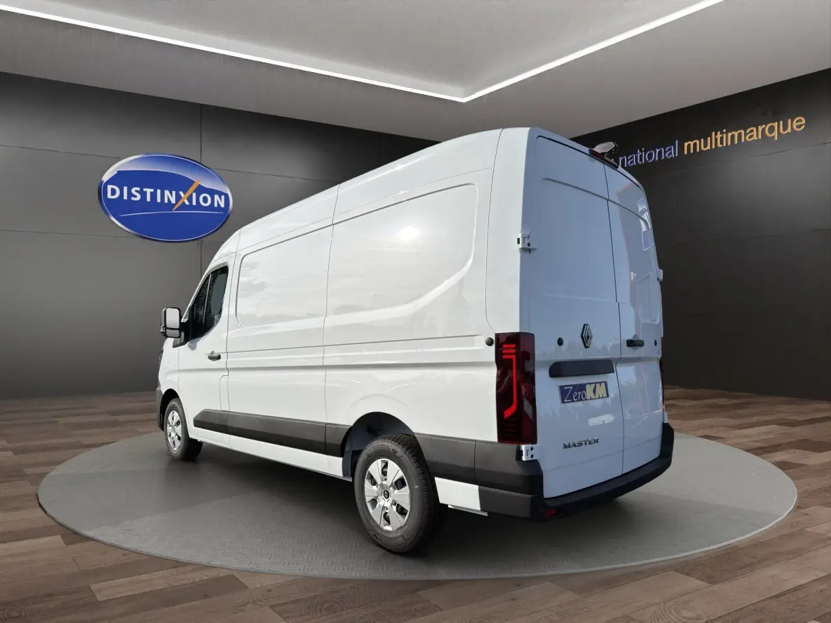 Renault Master blanc en 3/4 arrière droit, avec feux arrière LED et logo Zero KM visible sur porte arrière.