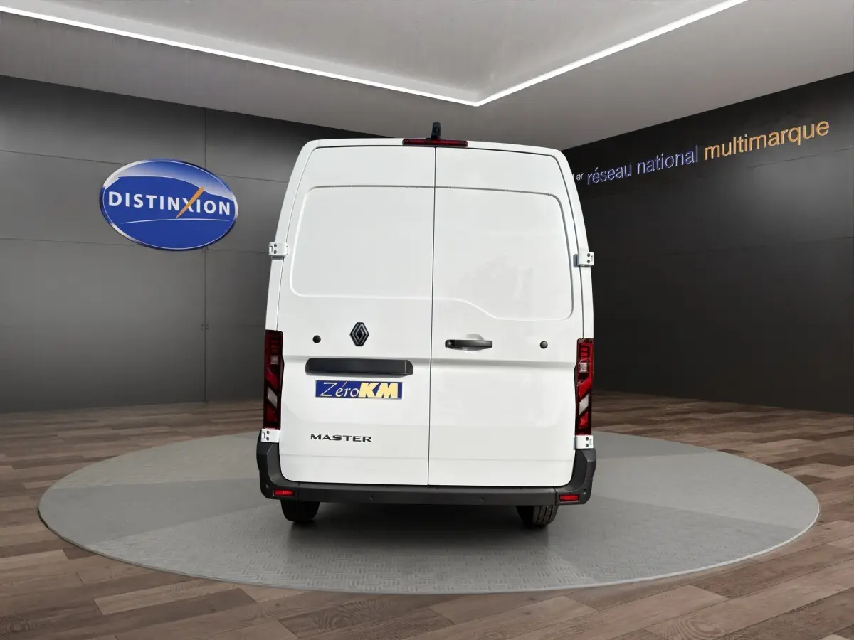 Vue arrière d’un utilitaire Renault Master blanc, portes battantes fermées, avec logo et plaque Zero KM visible.