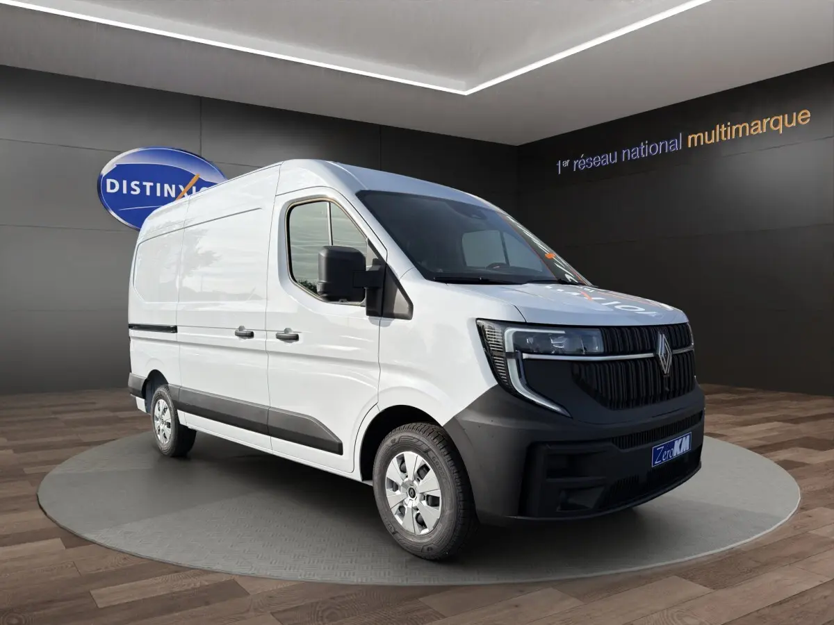 Renault Master blanc en vue 3/4 avant droit, avec calandre noire et jantes argentées, sur podium intérieur.