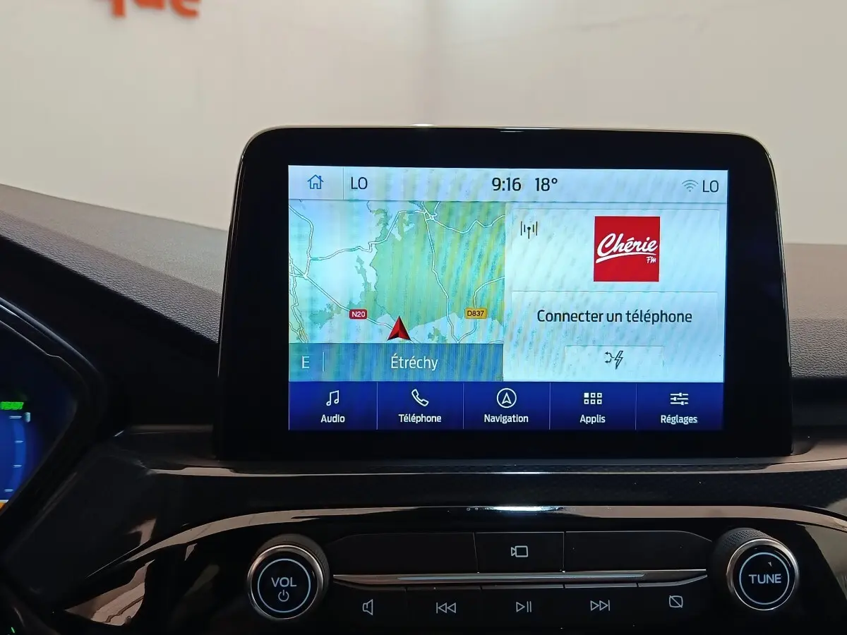 Écran tactile central du Ford Kuga gris foncé 2023 affichant la navigation et les commandes audio.