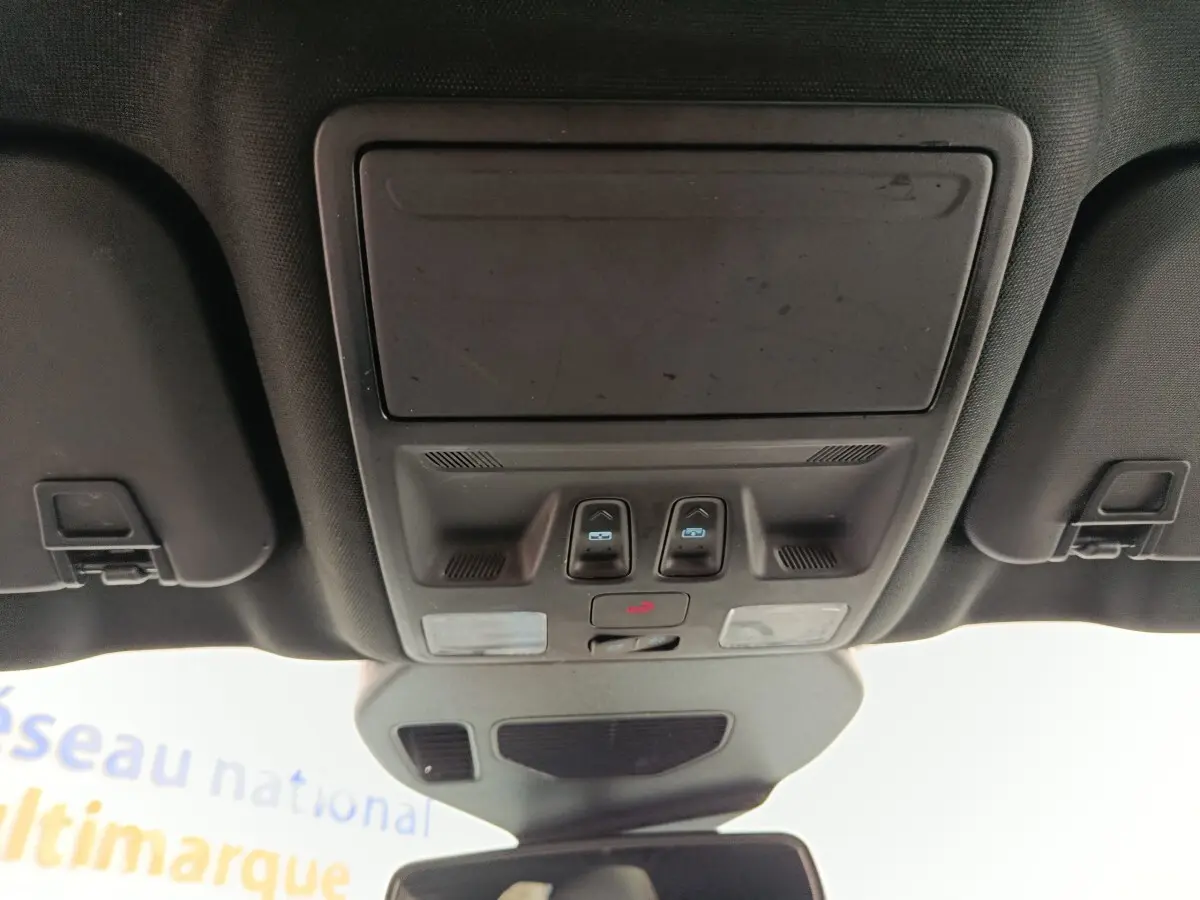 Plafonnier intérieur avec commandes d'ouverture de toit ouvrant et éclairages, Ford Kuga gris foncé 2023.