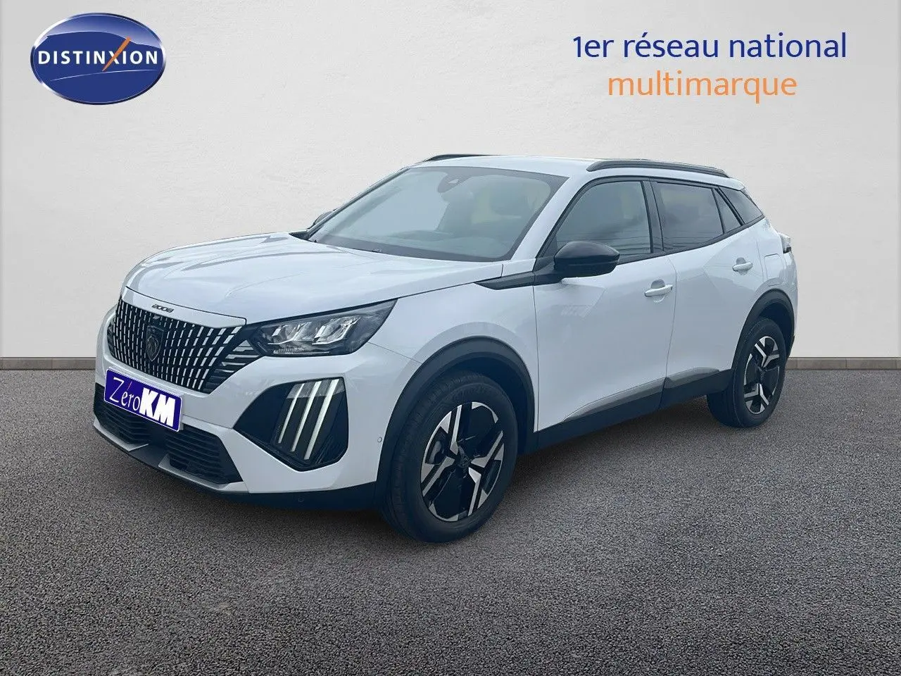 Peugeot 2008 blanc Okenite métal en 3/4 avant droit, avec calandre noire et jantes bicolores distinctives.