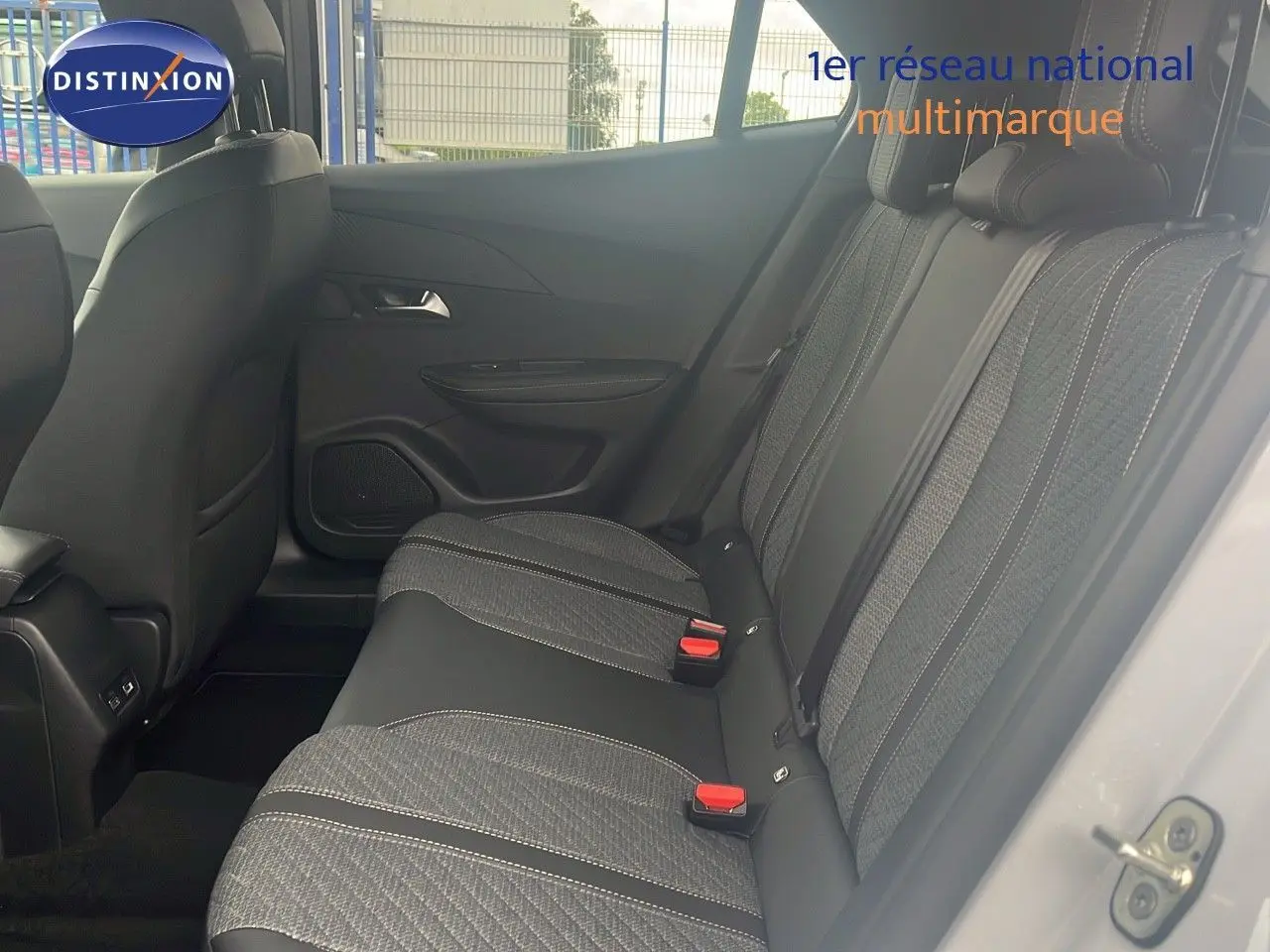 Vue intérieure côté droit des sièges arrière en tissu gris et noir du Peugeot 2008 blanc Okenite Metal 2025.