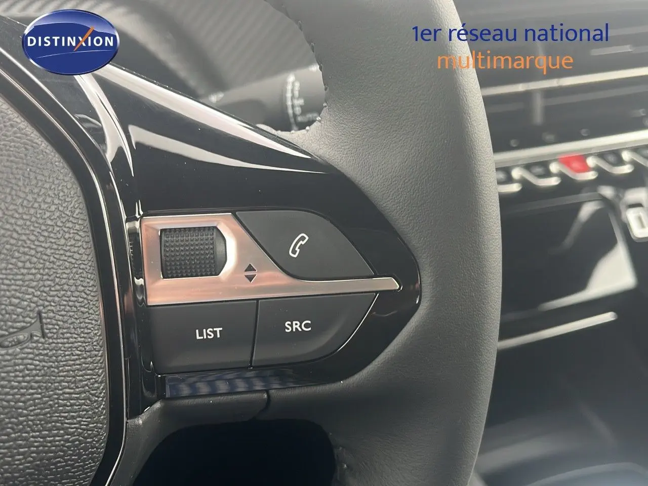 Gros plan sur les commandes gauche du volant du Peugeot 2008 2025 avec finition noire brillante et boutons fonctionnels.