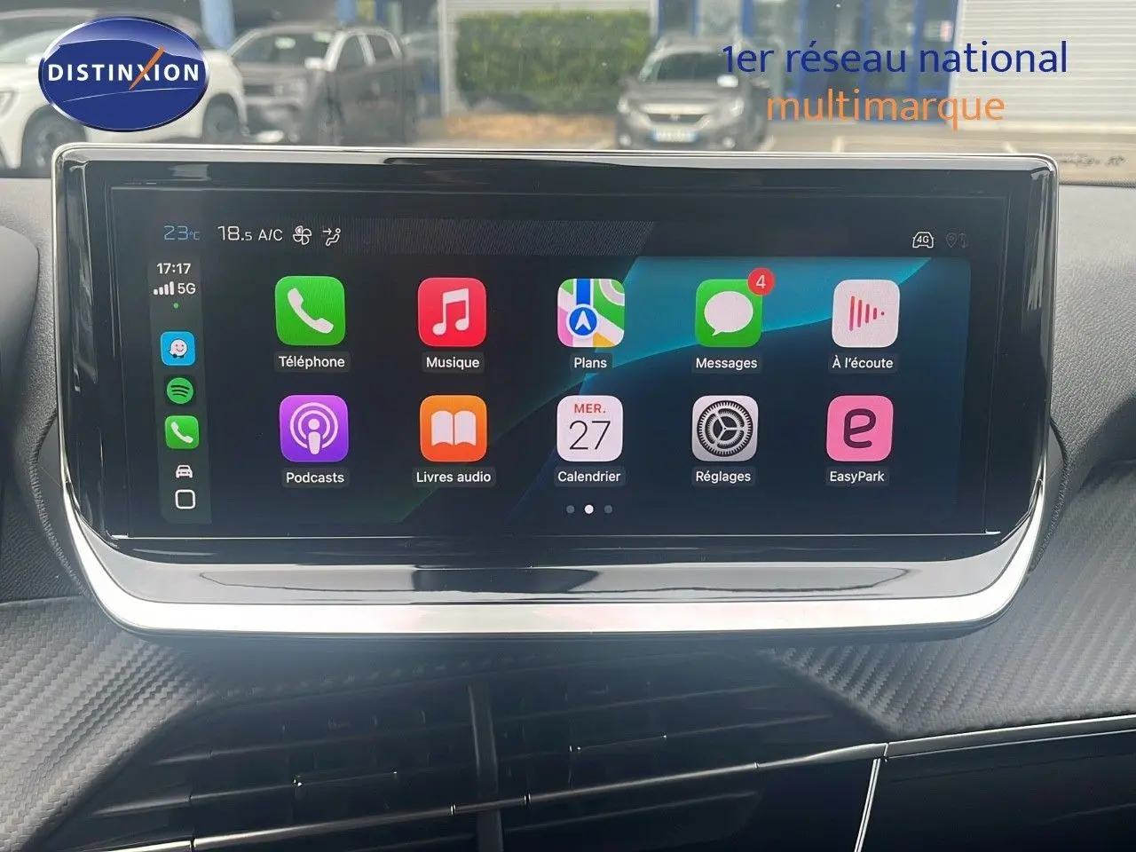 Écran tactile central affichant les applications connectées dans l'habitacle du Peugeot 2008 blanc, vue frontale rapprochée.