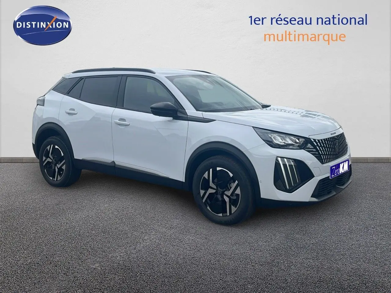 Peugeot 2008 blanc Okenite métal en 3/4 avant droit, avec jantes noires et calandre distinctive LED.