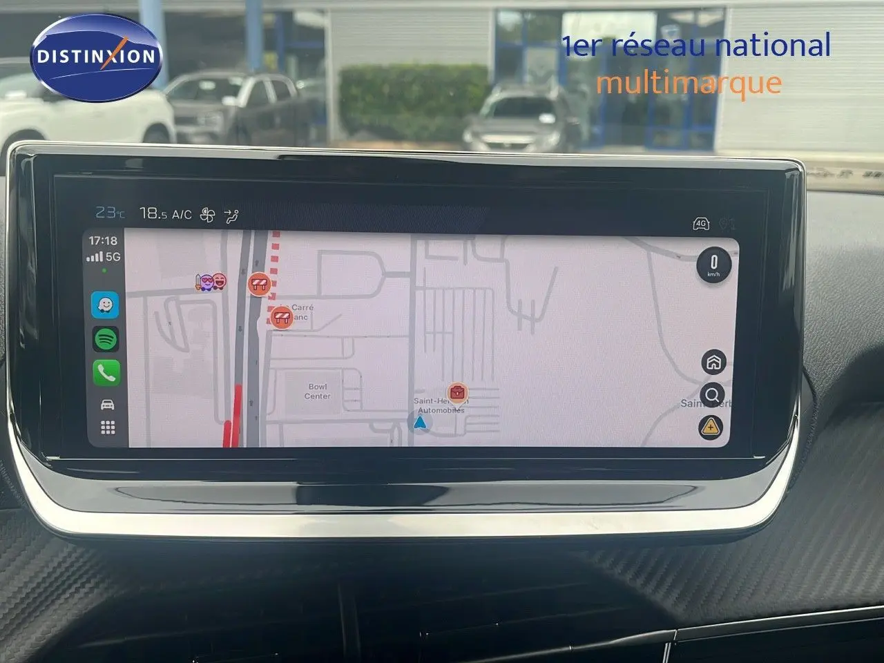 Écran tactile central du tableau de bord du Peugeot 2008 2025 affichant une carte de navigation en intérieur.