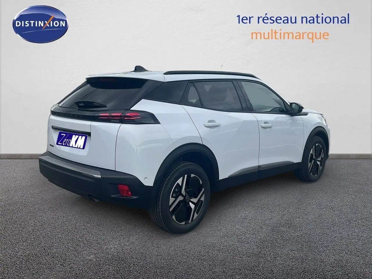 Peugeot 2008 blanc Okenite métal en 3/4 arrière côté droit, avec toit noir et jantes noires bicolores.