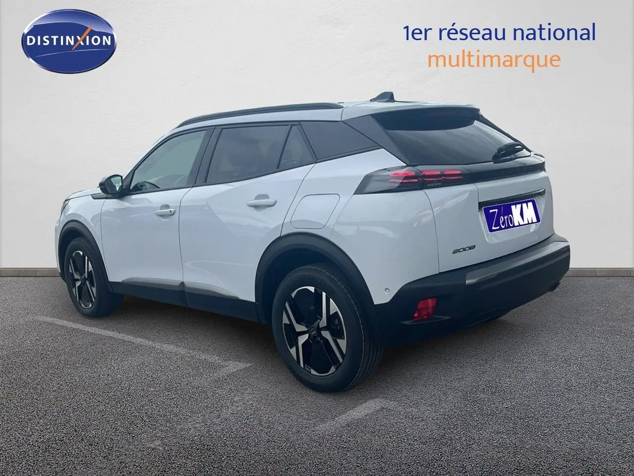 Peugeot 2008 blanc Okenite métal en 3/4 arrière côté gauche avec toit noir et jantes noires bicolores.