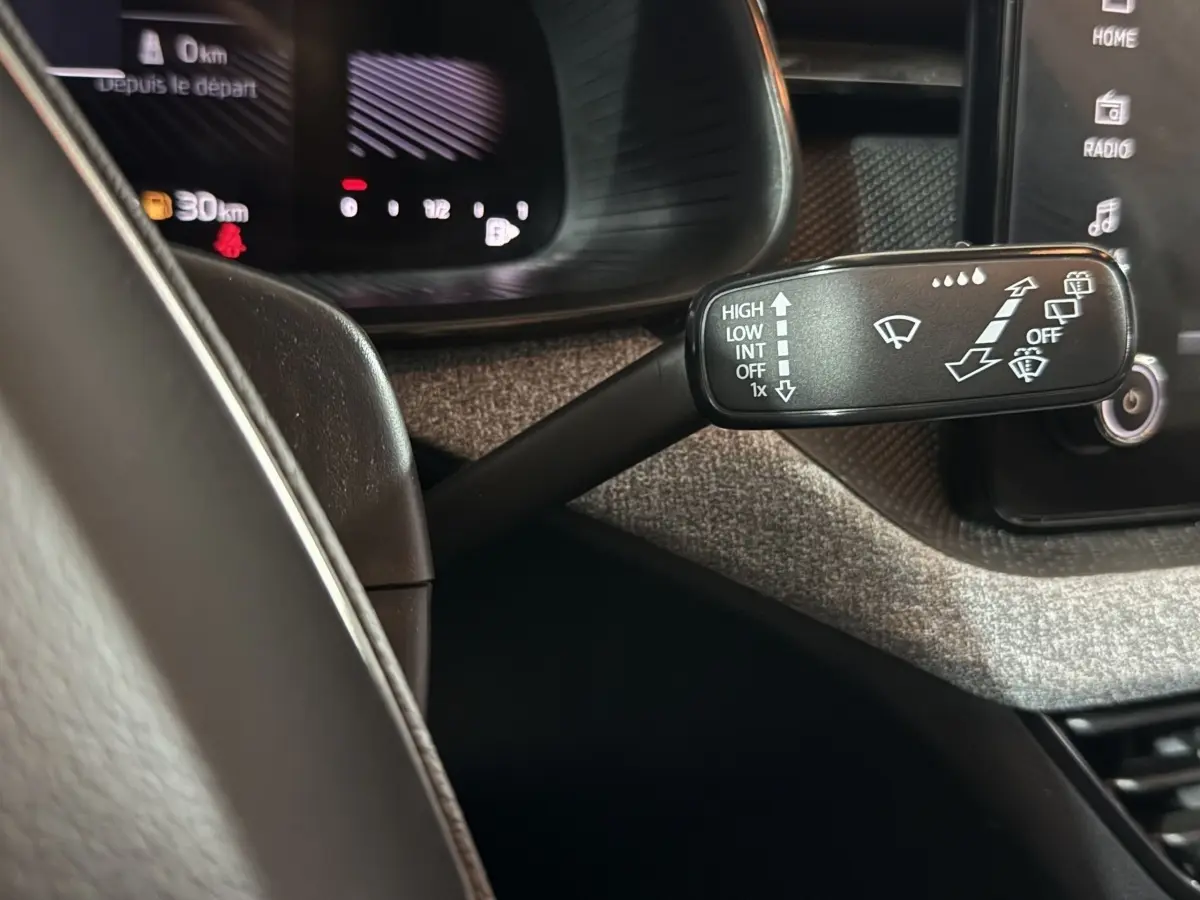 Gros plan sur la commande des essuie-glaces dans l'habitacle du Skoda Kamiq 2024, finition Selection.