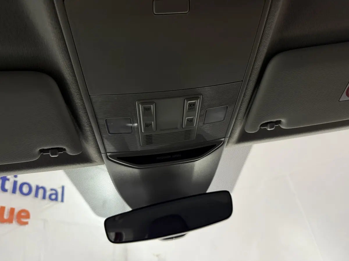 Vue intérieure du plafonnier et du rétroviseur intérieur d'une Skoda Kamiq 2024, finition Selection.