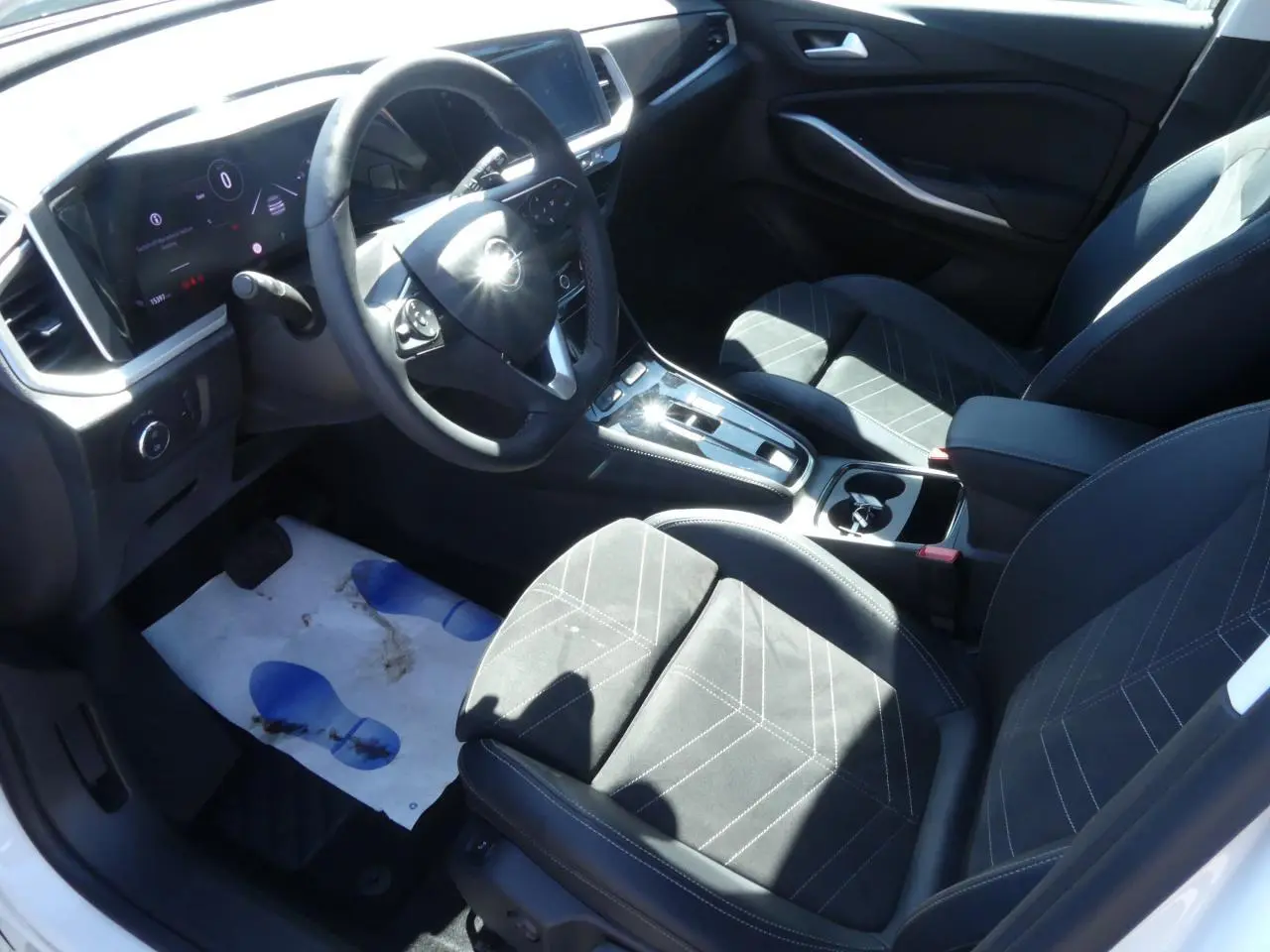 Vue intérieure côté conducteur de l’Opel Grandland 2024 avec sellerie Alcantara noire et tableau de bord digital.