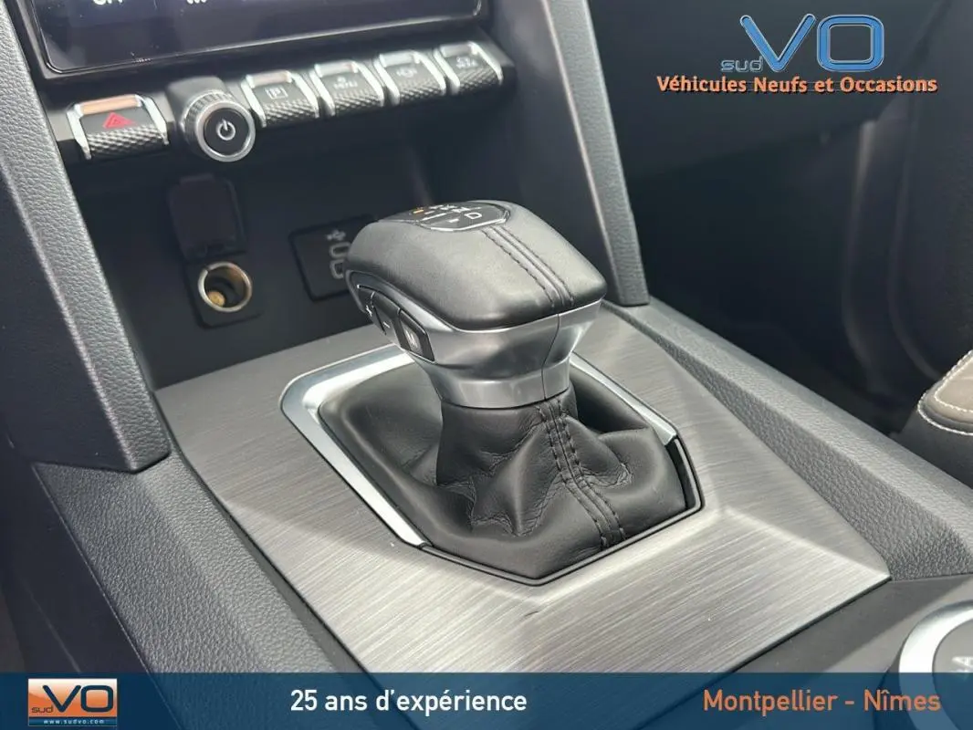 Le levier de vitesse en cuir noir de la Volkswagen Amarok 2025, vue rapprochée de la console centrale.