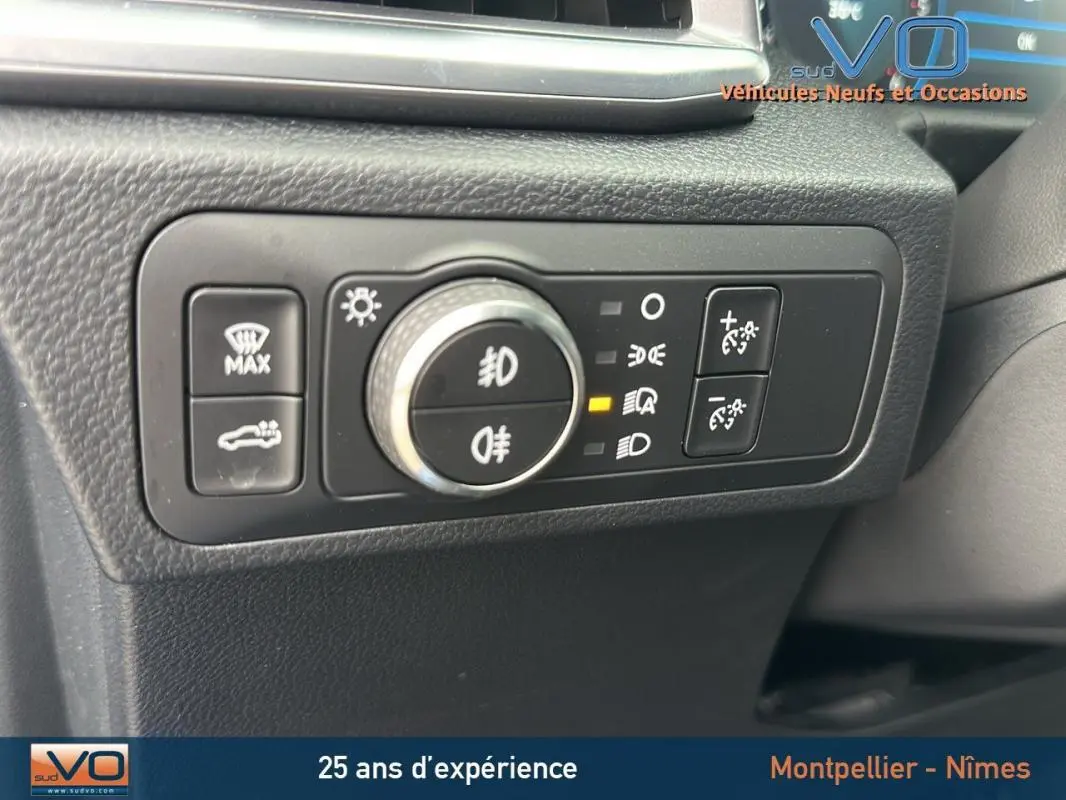 Gros plan sur le panneau de commandes d'éclairage intérieur du Volkswagen Amarok bleu, version 2025.