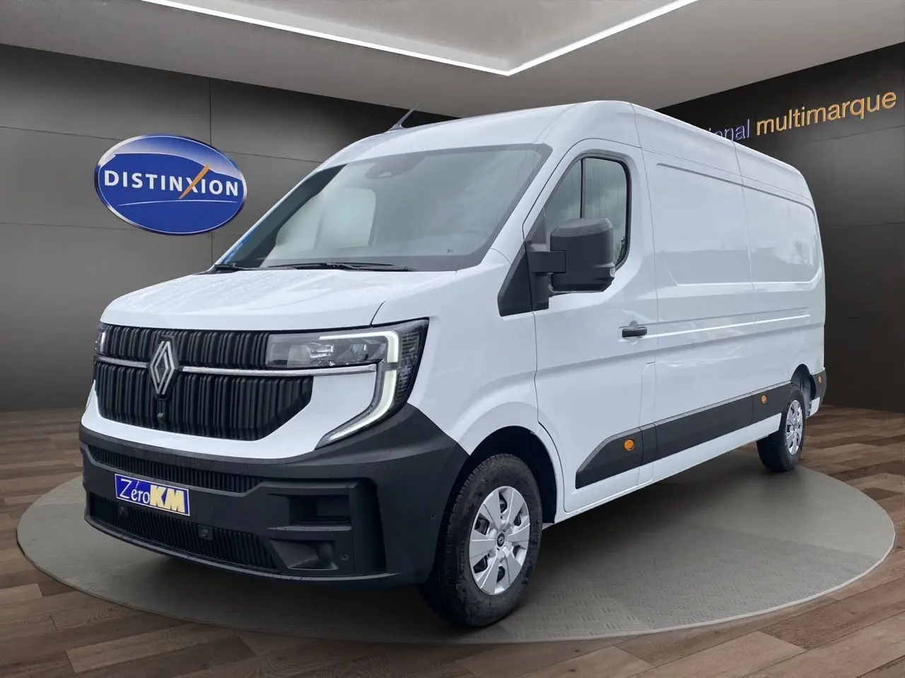 Renault Master blanc vu en 3/4 avant droit, avec calandre noire et roues équipées de pneus tous temps.