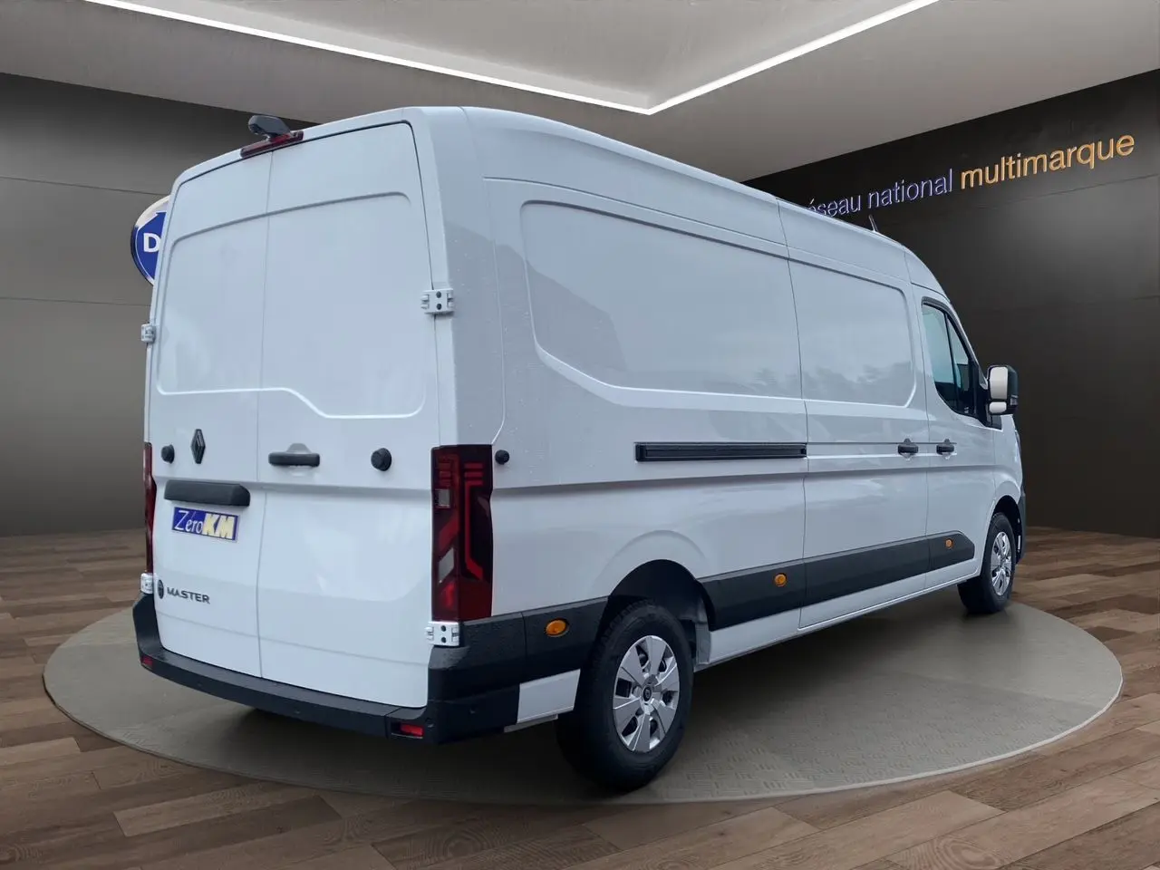 Renault Master blanc en 3/4 arrière droit, fourgon utilitaire avec portes arrière tôlées ouvertes à 270°.