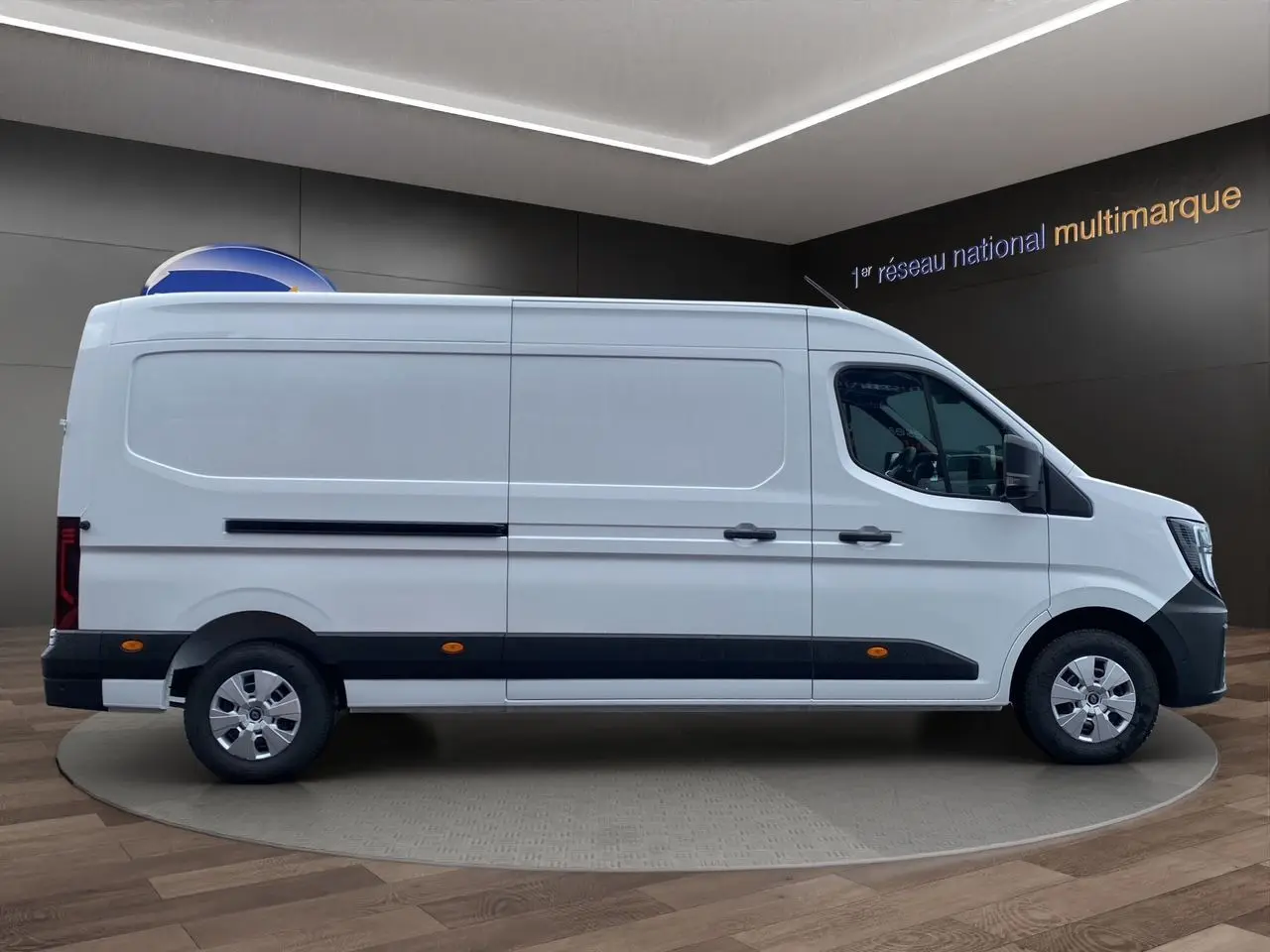 Vue latérale droite d’un Renault Master blanc 2025 avec portes arrière tôlées et enjoliveurs noirs au bas de caisse.
