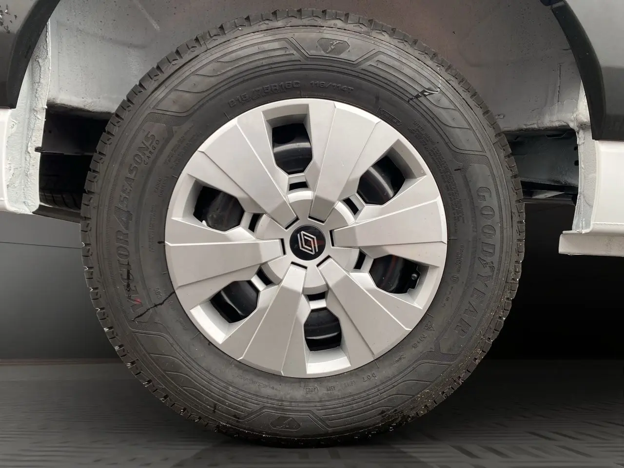 Gros plan sur la roue avant droite blanche du Renault Master 2025 avec enjoliveur gris et pneu Goodyear tous temps.