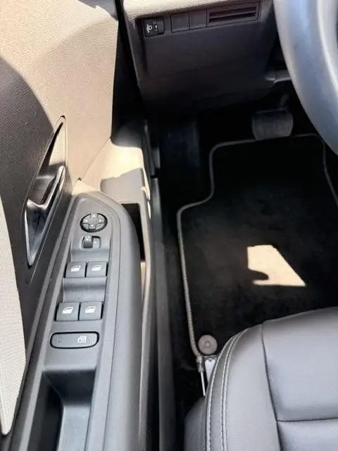 Vue intérieure côté conducteur de la Citroën C4 2025, montrant les commandes des vitres et rétroviseurs sur la porte noire.