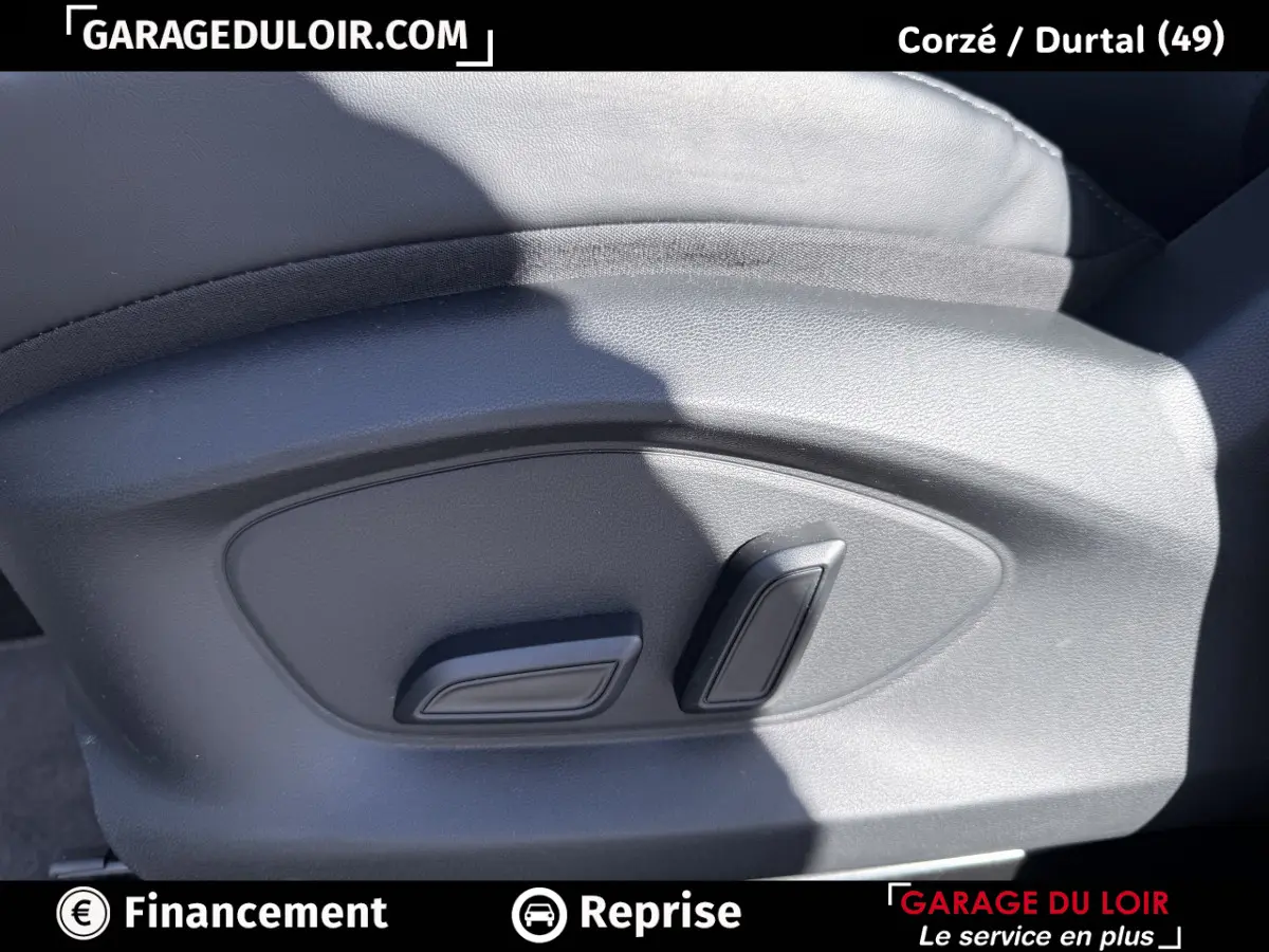 Détail des commandes de réglage électrique du siège avant en cuir gris clair du MG Motor ZS Hybrid+ Luxury 2025.
