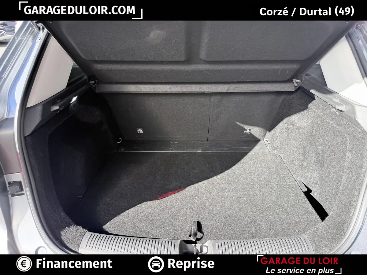 Coffre ouvert vu de l'arrière d'un MG Motor ZS gris clair, espace de chargement propre et spacieux.