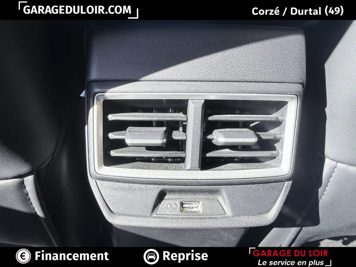 Gros plan sur la sortie d'air arrière et port USB du MG Motor ZS gris clair, intérieur cuir noir.