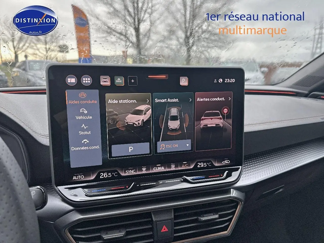 Intérieur de la CUPRA LEON ST 1.5 etsi hybrid 2025, écran tactile central avec aides à la conduite affichées.