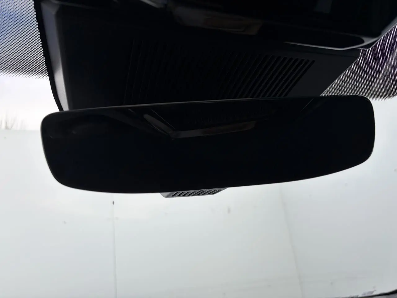 Rétroviseur intérieur noir de Renault Rafale 2025, vue rapprochée depuis l'habitacle avant.