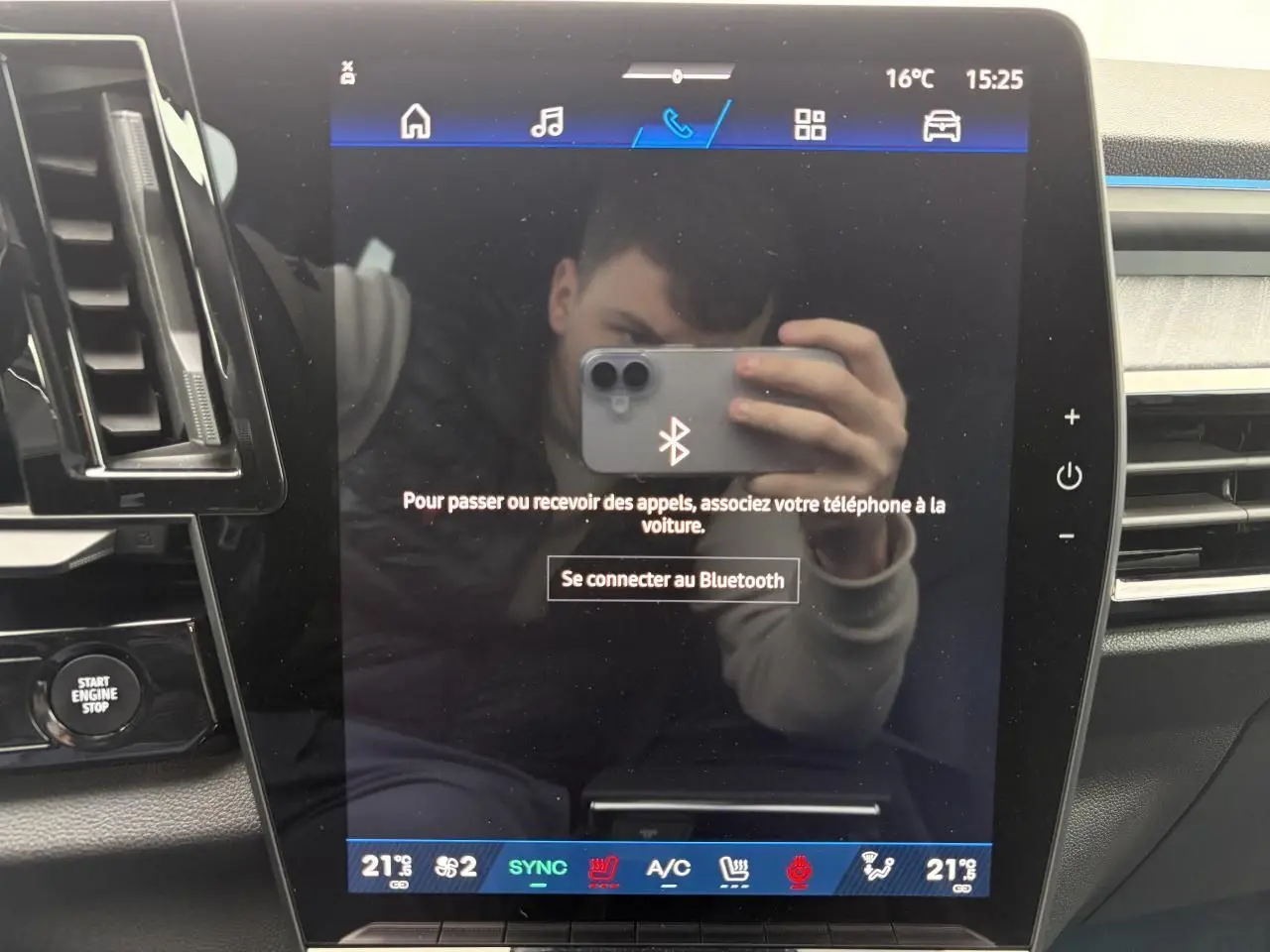Écran tactile central du tableau de bord du Renault Rafale 2025 avec commandes climatisation et connectivité Bluetooth.