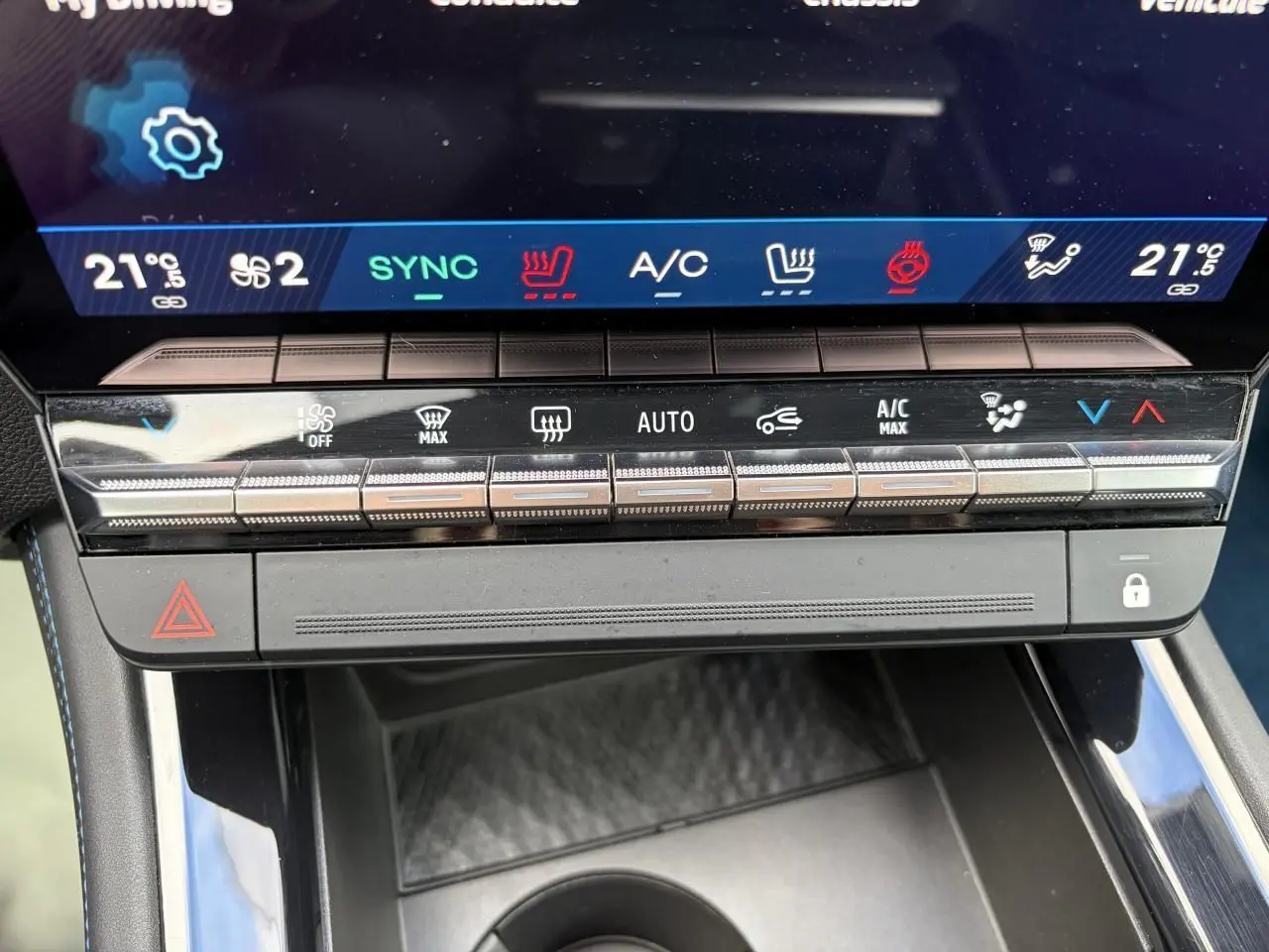 Gros plan sur la console centrale du Renault Rafale 2025, avec commandes climatisation et écran tactile visible.