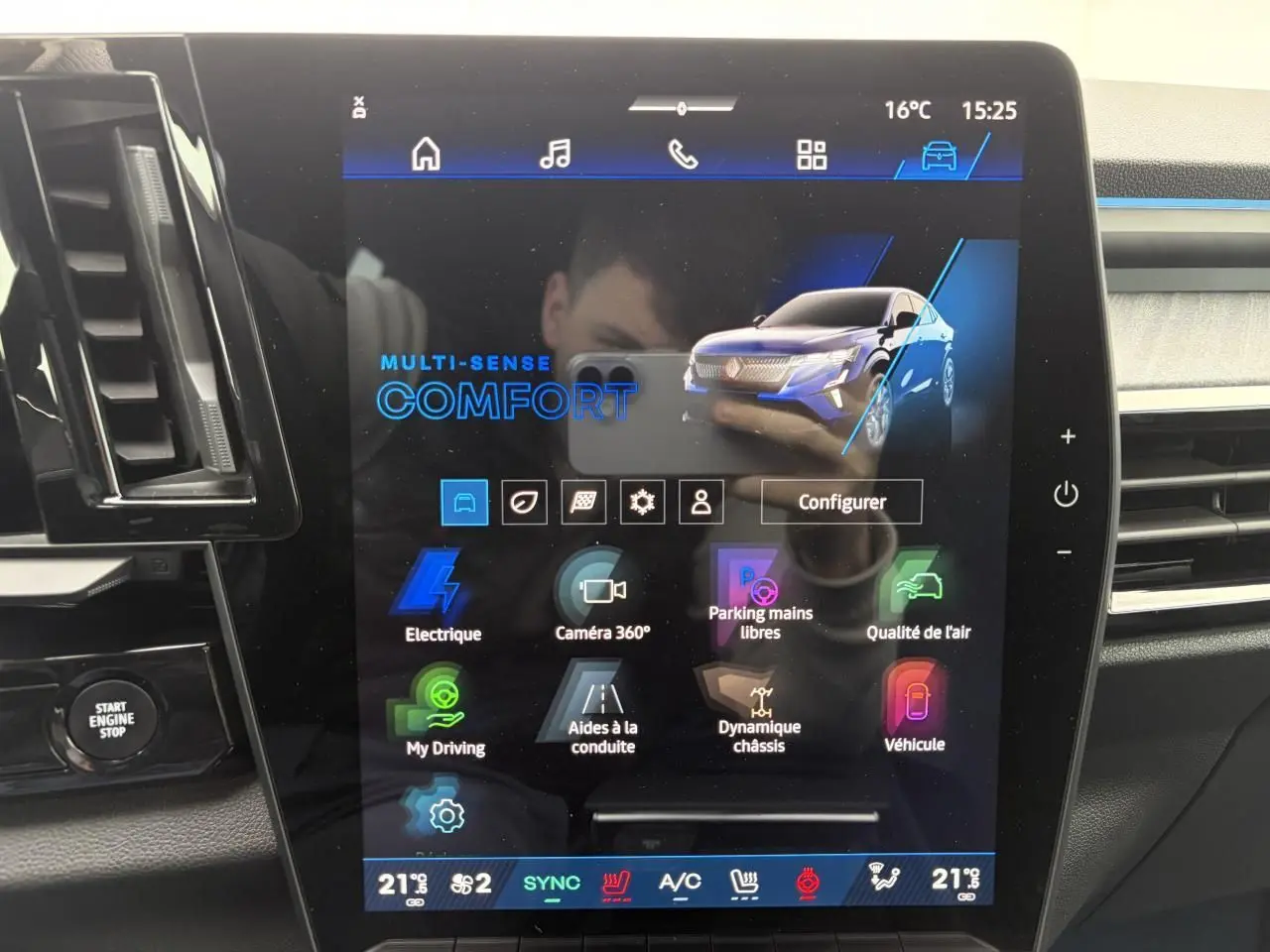 Écran tactile intérieur du Renault Rafale 2025 affichant le mode Multi-Sense Comfort et options connectées.