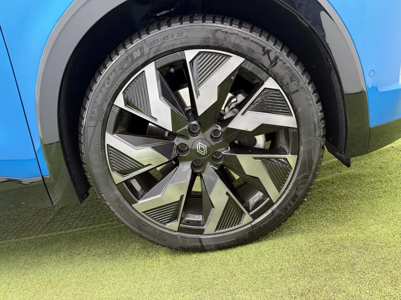 Gros plan sur la jante alliage noire et argentée du côté gauche d’un Renault Rafale Summit Blue 2025.