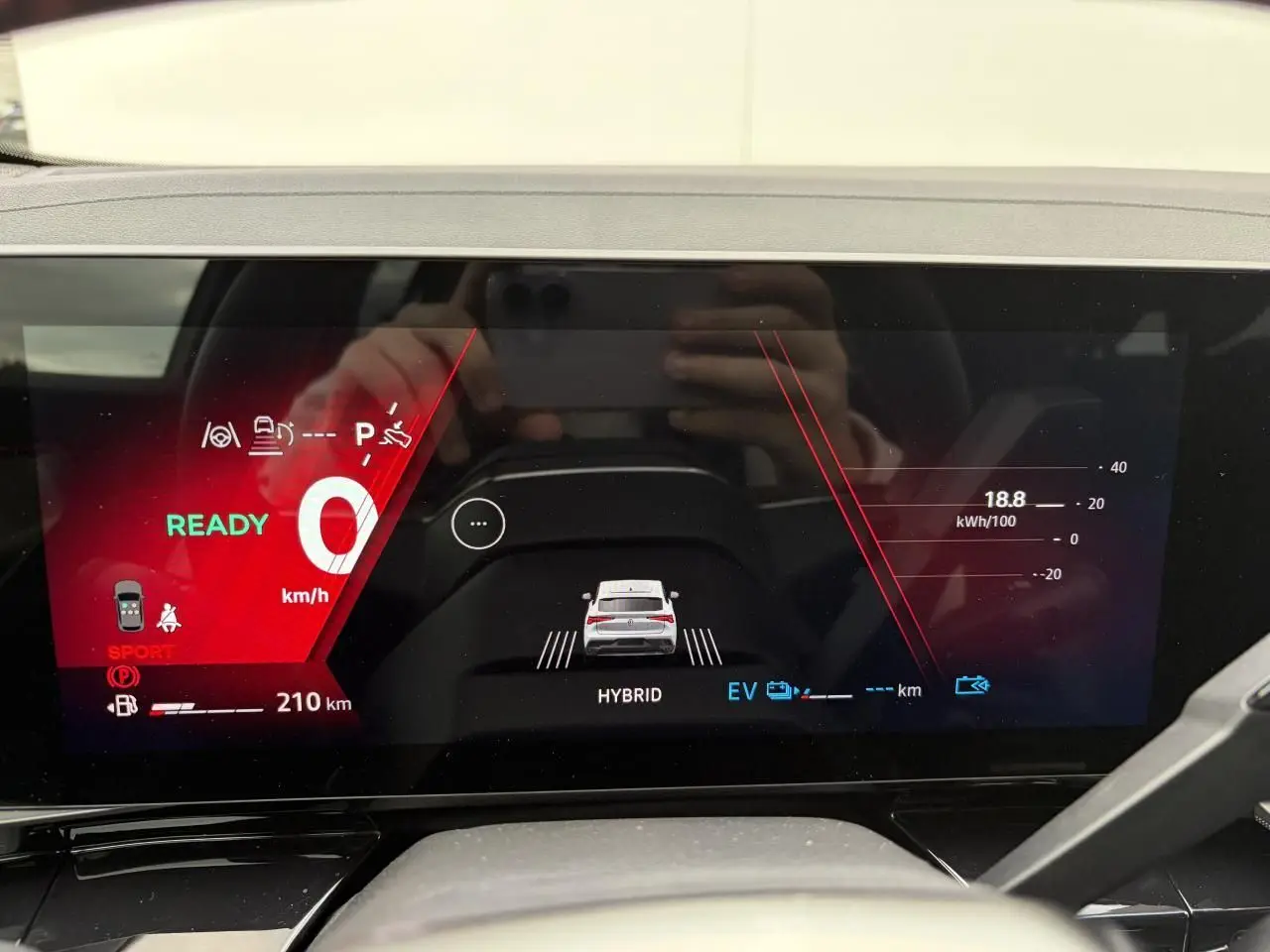 Tableau de bord numérique de la Renault Rafale 2025 affichant mode hybride et vitesse à 0 km/h.