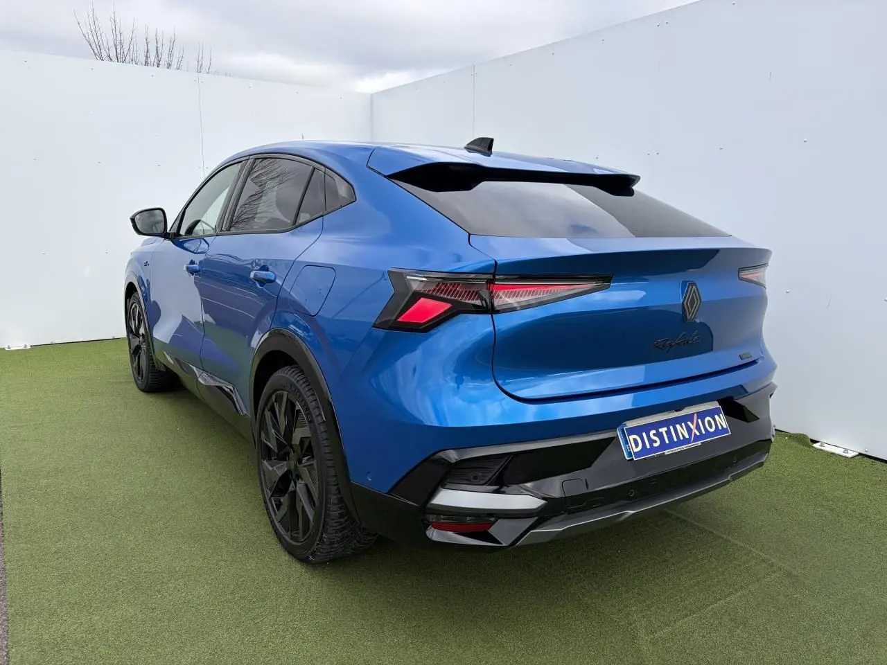 Vue 3/4 arrière droite du Renault Rafale Summit Blue 2025 avec feux LED et jantes noires diamantées.