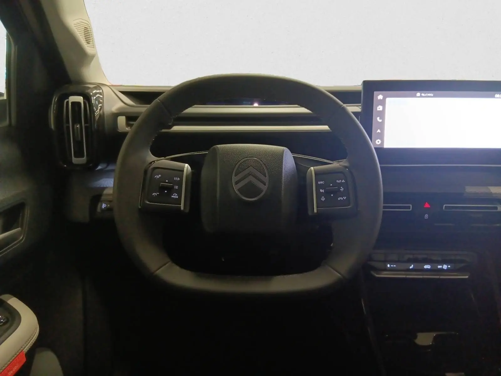 Vue frontale du volant noir de la Citroën C3 Aircross 2025 avec écran tactile et commandes intégrées au tableau de bord.