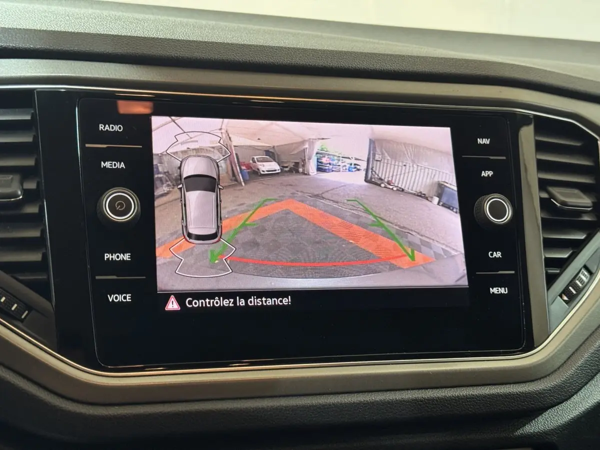 Écran tactile du tableau de bord du Volkswagen T-Roc 2.0 TDI 115 gris foncé montrant la caméra de recul avec guidage.