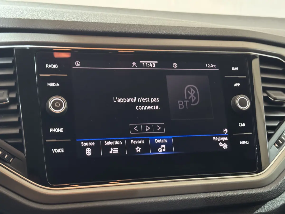 Écran tactile central du tableau de bord du Volkswagen T-Roc gris foncé, affichant un message Bluetooth non connecté.