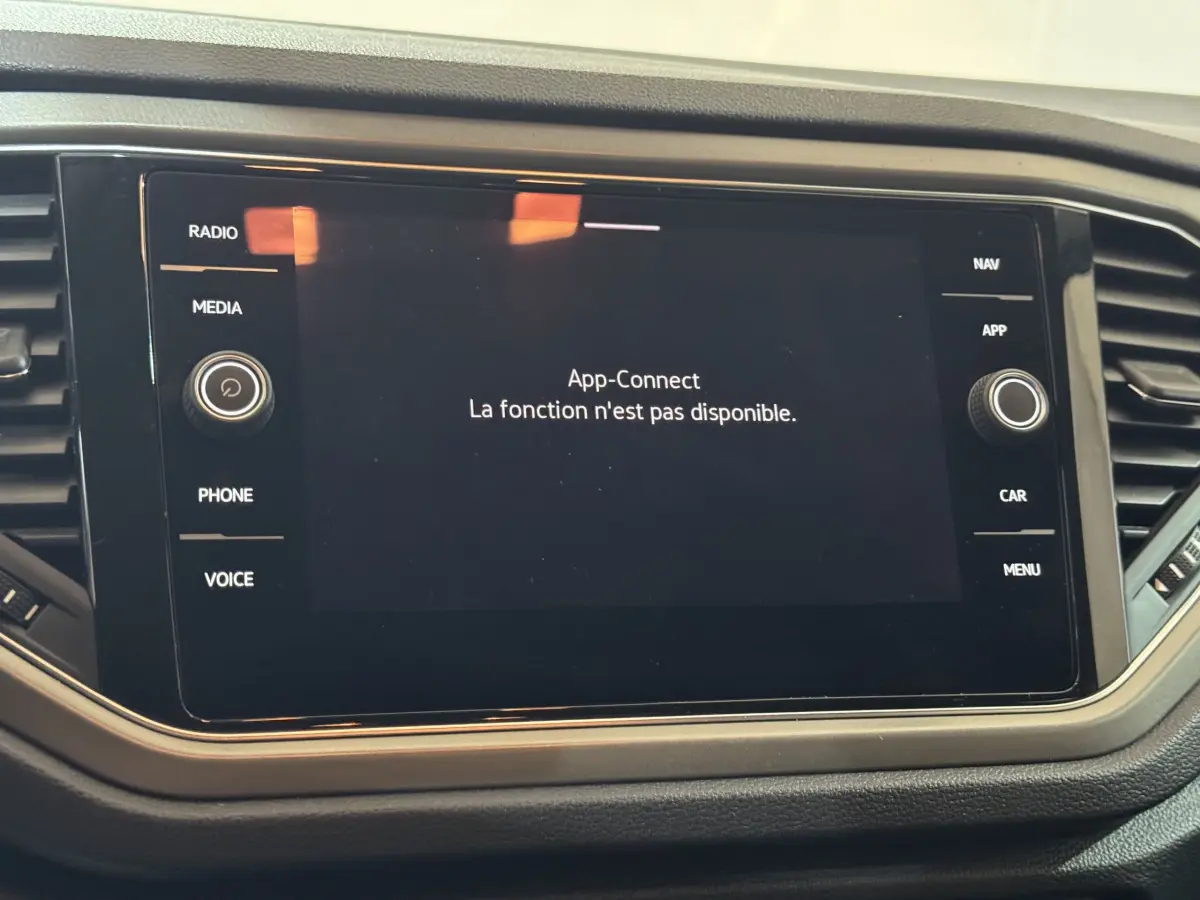 Écran tactile central du tableau de bord du Volkswagen T-Roc 2021, affichant un message d'erreur App-Connect.