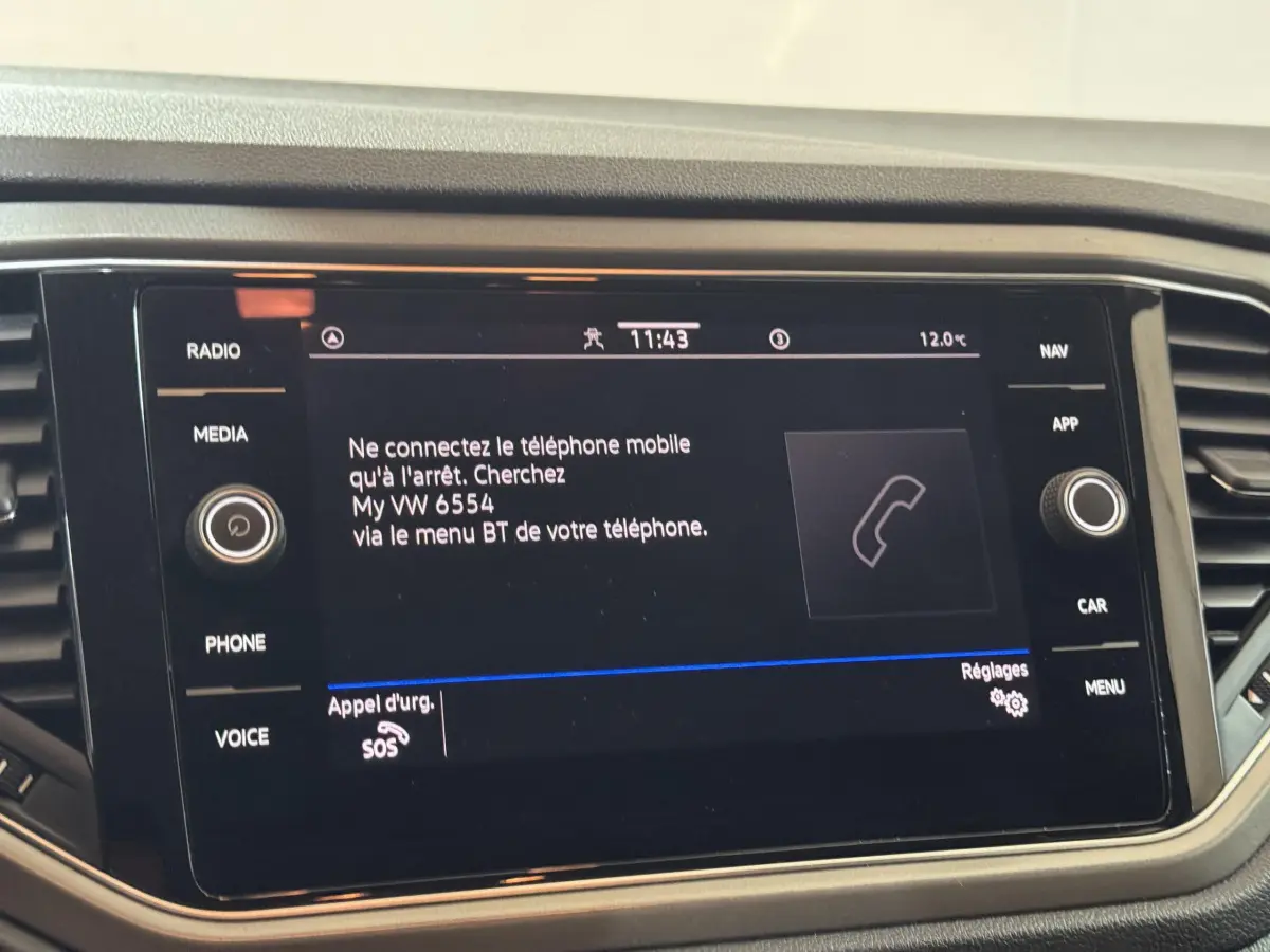 Écran tactile central du Volkswagen T-Roc 2021 affichant la connexion Bluetooth et les options d'appel d'urgence.