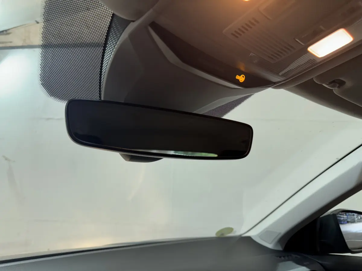 Vue intérieure du rétroviseur central du Volkswagen T-Roc gris foncé 2021 avec éclairage au plafond allumé