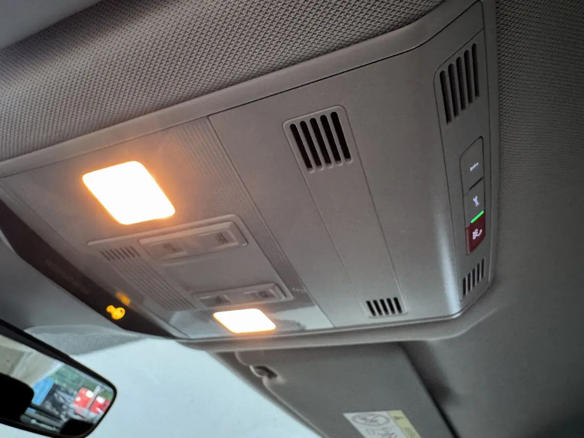 Plafonnier intérieur allumé avec commandes d’éclairage et d’alerte dans un Volkswagen T-Roc gris foncé 2021
