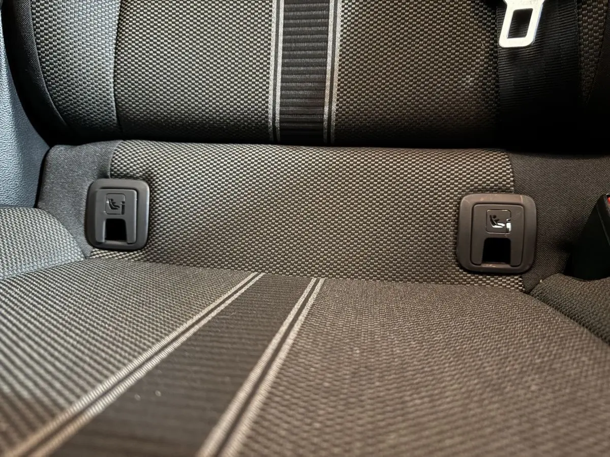 Gros plan sur la banquette arrière grise à motifs du Volkswagen T-Roc 2021 avec attaches Isofix visibles.